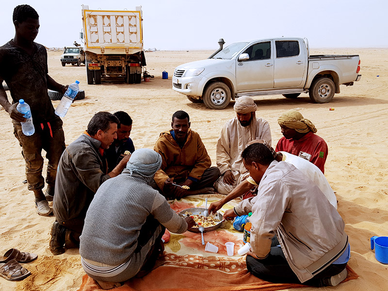中国重汽团队走访撒哈拉沙漠中自卸车客户